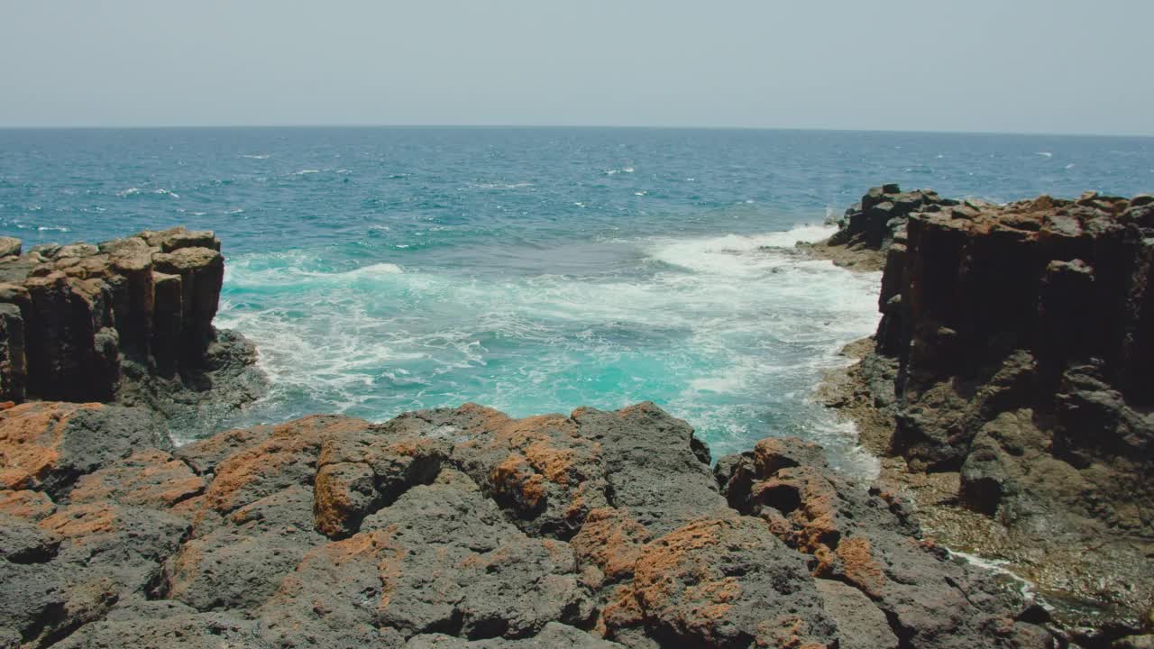 天然水海洋池沿着岩石火山海岸附近的小城市Castillo Caleta de Fuste, Corcha, Piscina Natural。富埃特文图拉，加那利群岛，西班牙。著名的旅游地方。视频素材