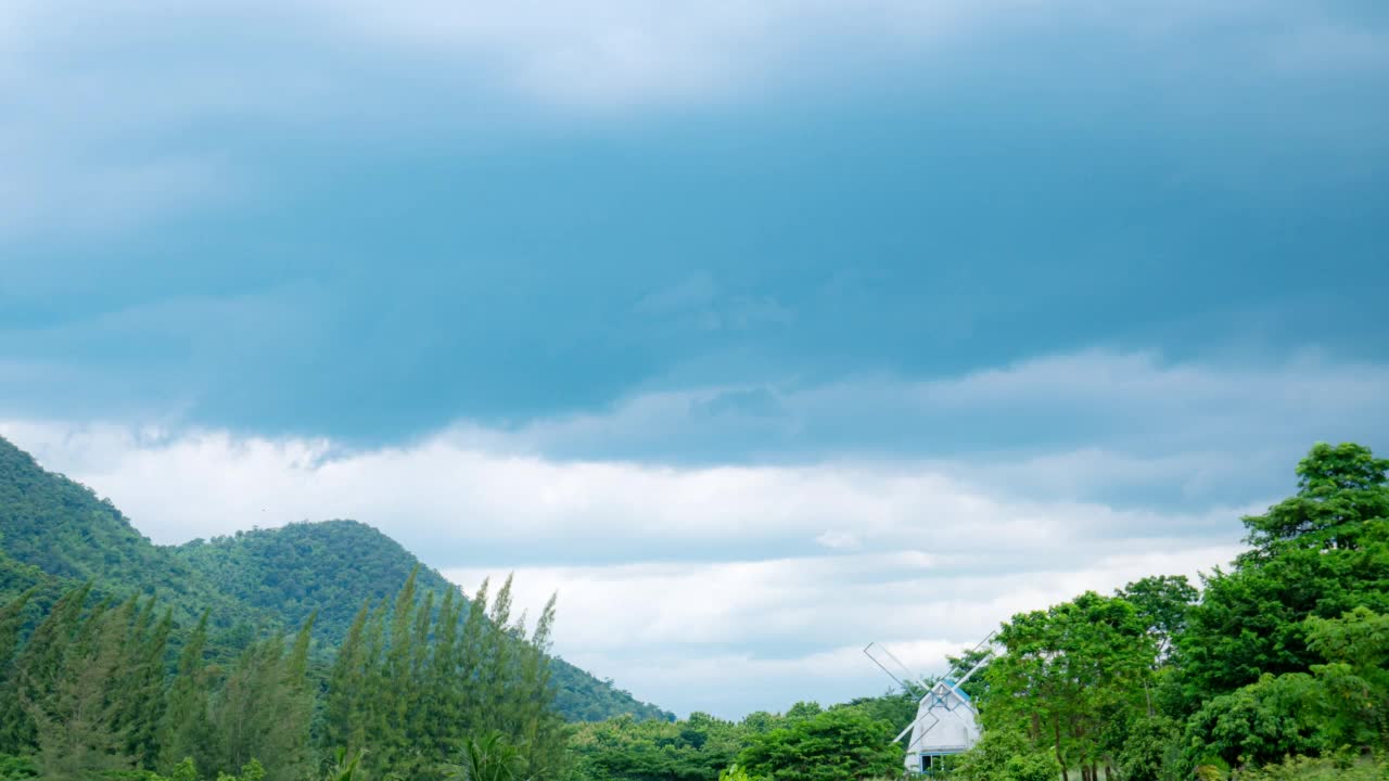 时间流逝的山景观，松树，风摇曳的树和移动的云。视频素材