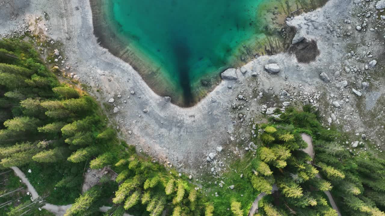 从上面看，被美丽的树木包围的Carezza湖(Lago di Carezza)令人惊叹的鸟瞰图。视频素材