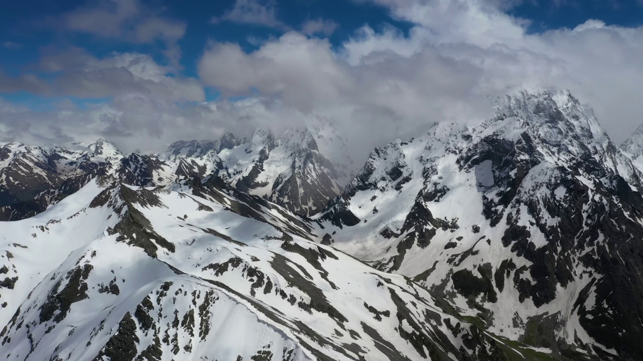 在美丽的雪峰和冰川上飞越山云。视频素材