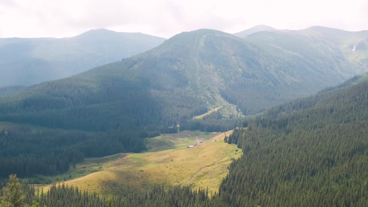 喀尔巴阡山脉的斯皮兹山岩石山峰的美丽景色视频素材