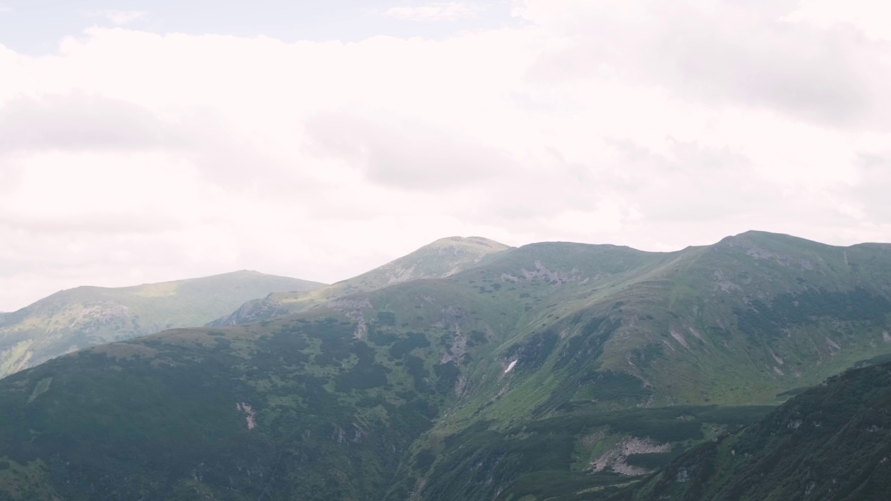 喀尔巴阡山脉的斯皮兹山岩石山峰的美丽景色视频素材