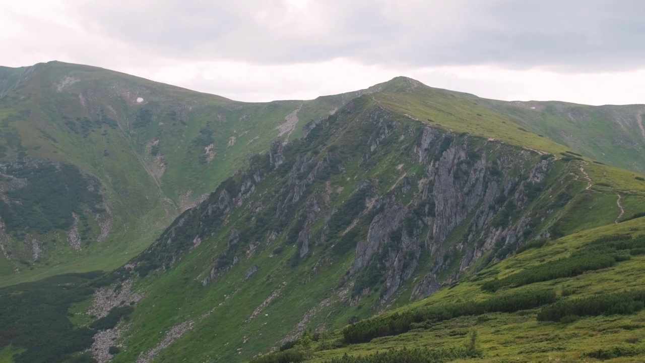 喀尔巴阡山脉的斯皮兹山岩石山峰的美丽景色视频素材