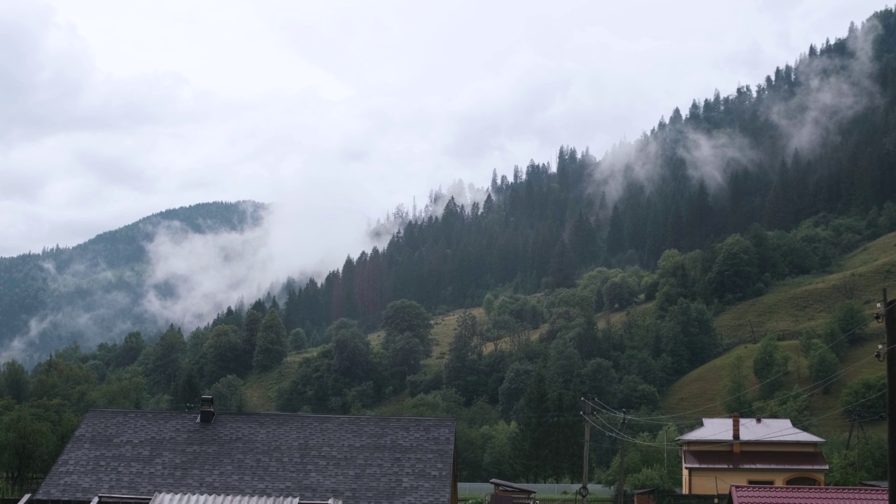 多雨的天气在山村，雾在美丽的秋天森林视频素材