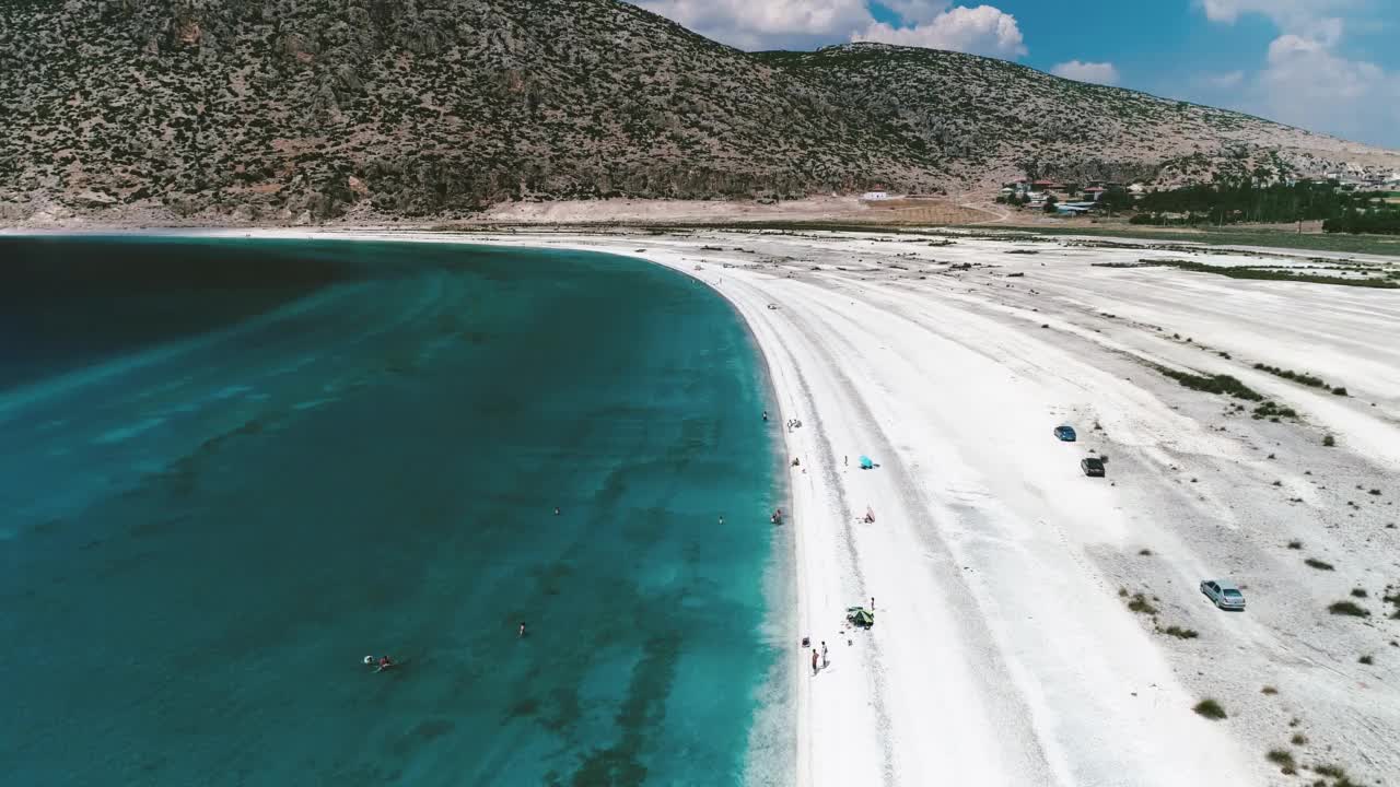 萨尔达湖和夏季的鸟瞰图。白色的沙滩和蓝绿色的海水。土耳其的马尔代夫。视频素材