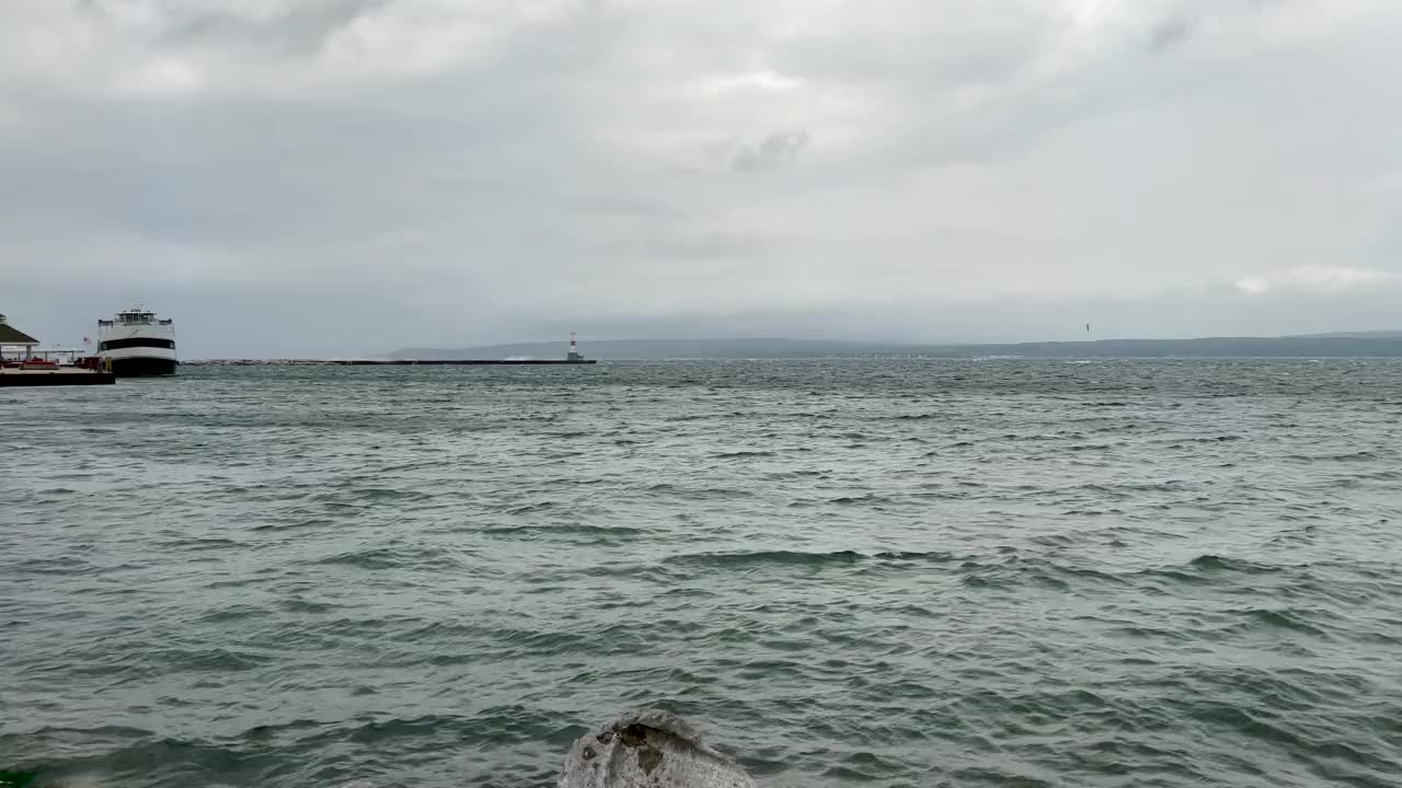 在密歇根湖的边缘，伴随着不祥的风暴云和汹涌的海浪视频素材