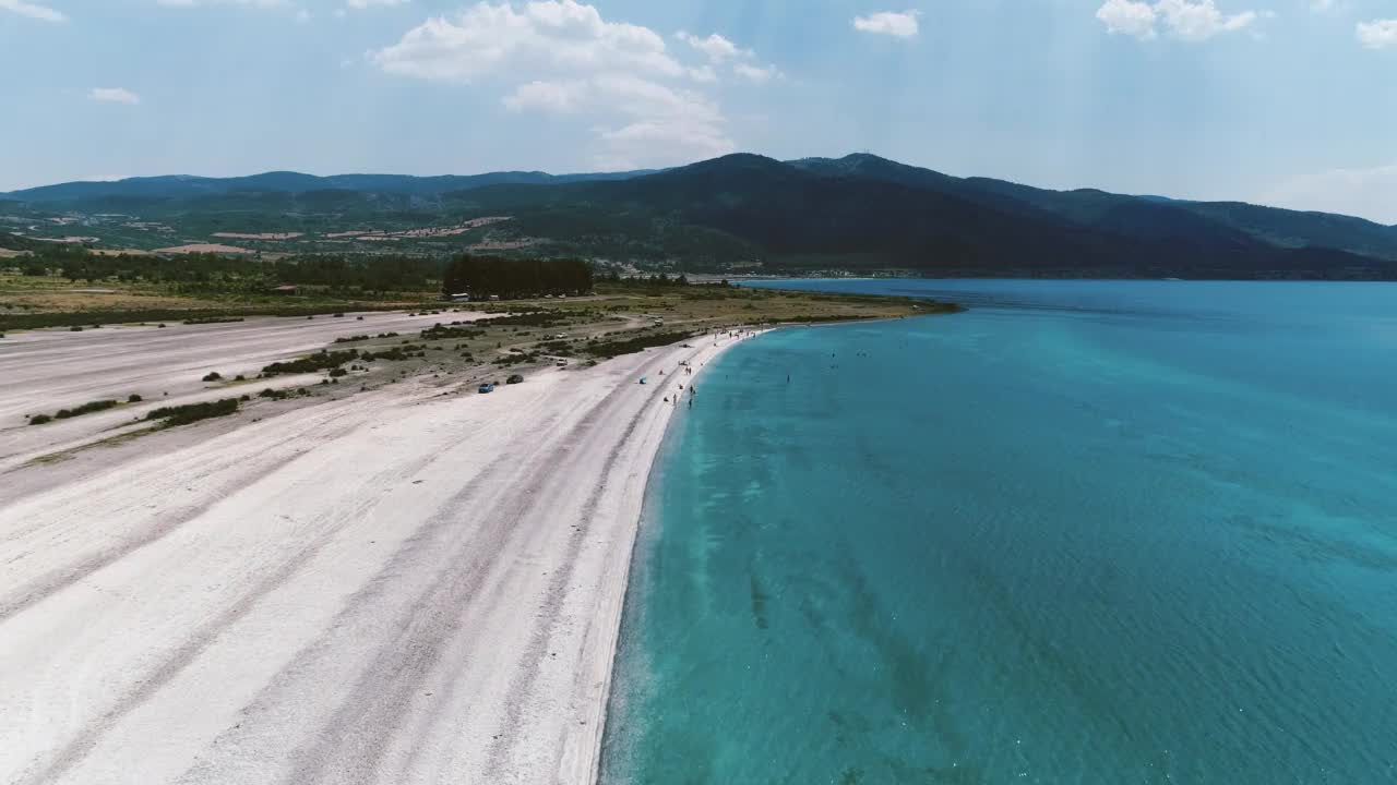 萨尔达湖和夏季的鸟瞰图。白色的沙滩和蓝绿色的海水。土耳其的马尔代夫。视频素材