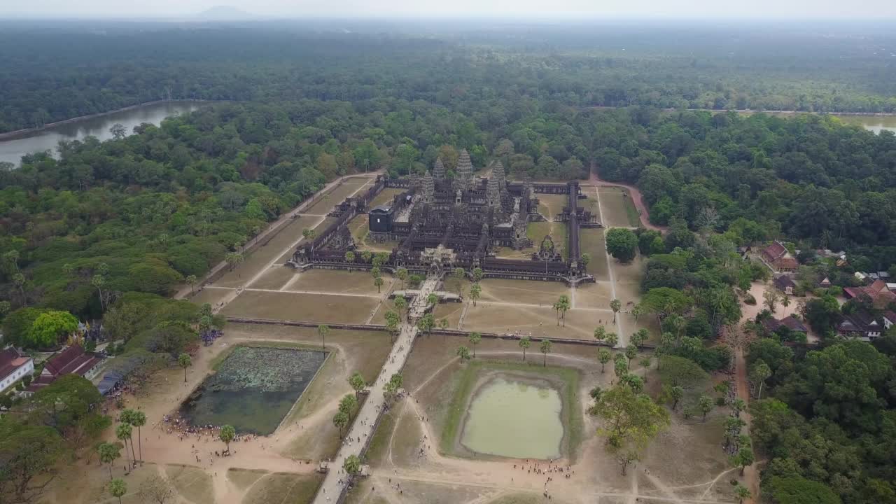 柬埔寨暹粒市著名的世界文化遗产吴哥窟寺庙，景色绮丽视频素材