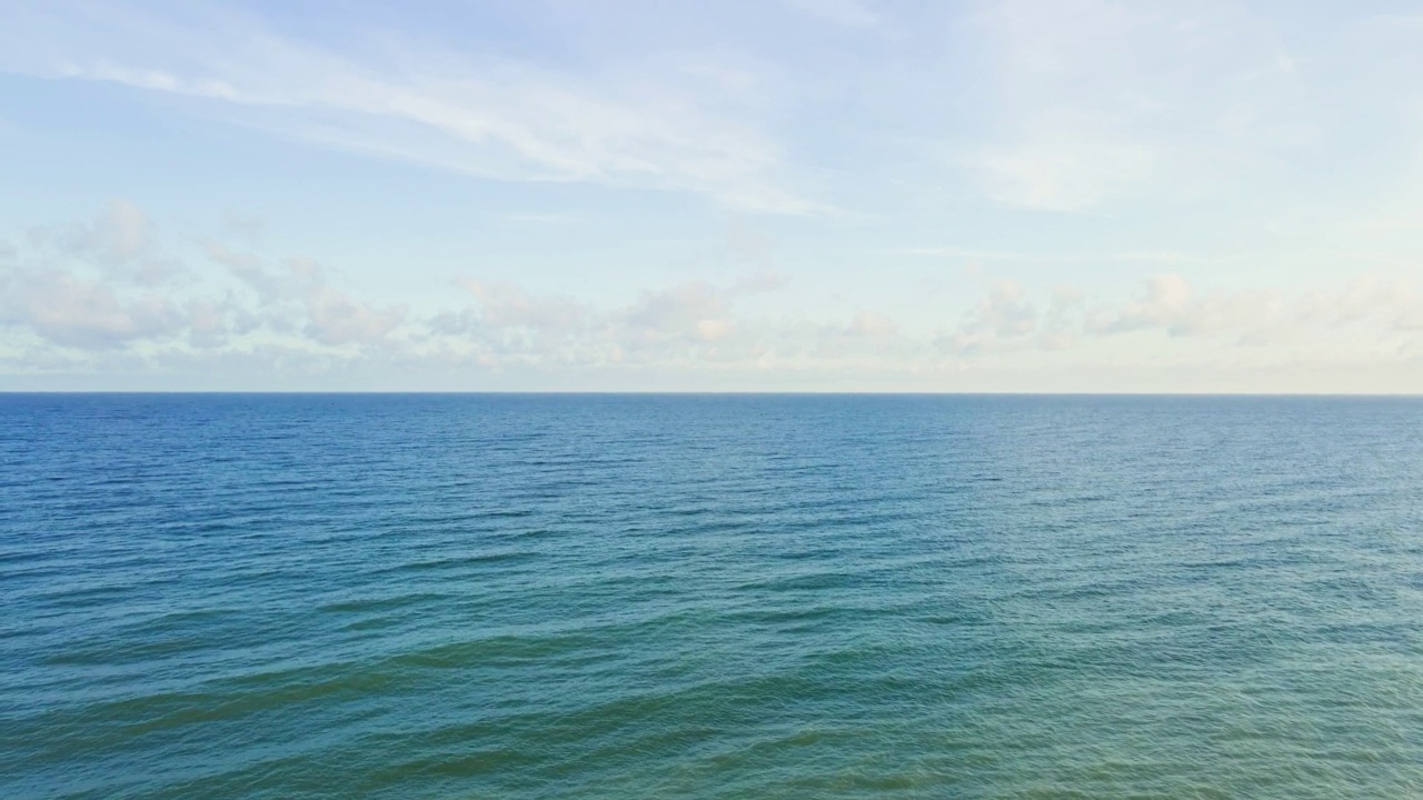 波罗的海水面顶视图与平静的波浪视频素材