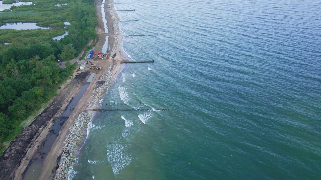 海浪和沙滩的海洋景观鸟瞰图视频素材