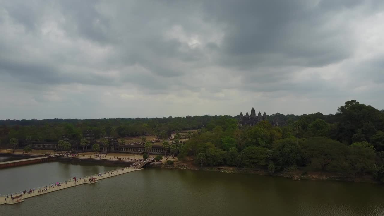 柬埔寨暹粒市著名的世界文化遗产吴哥窟寺庙，景色绮丽视频素材