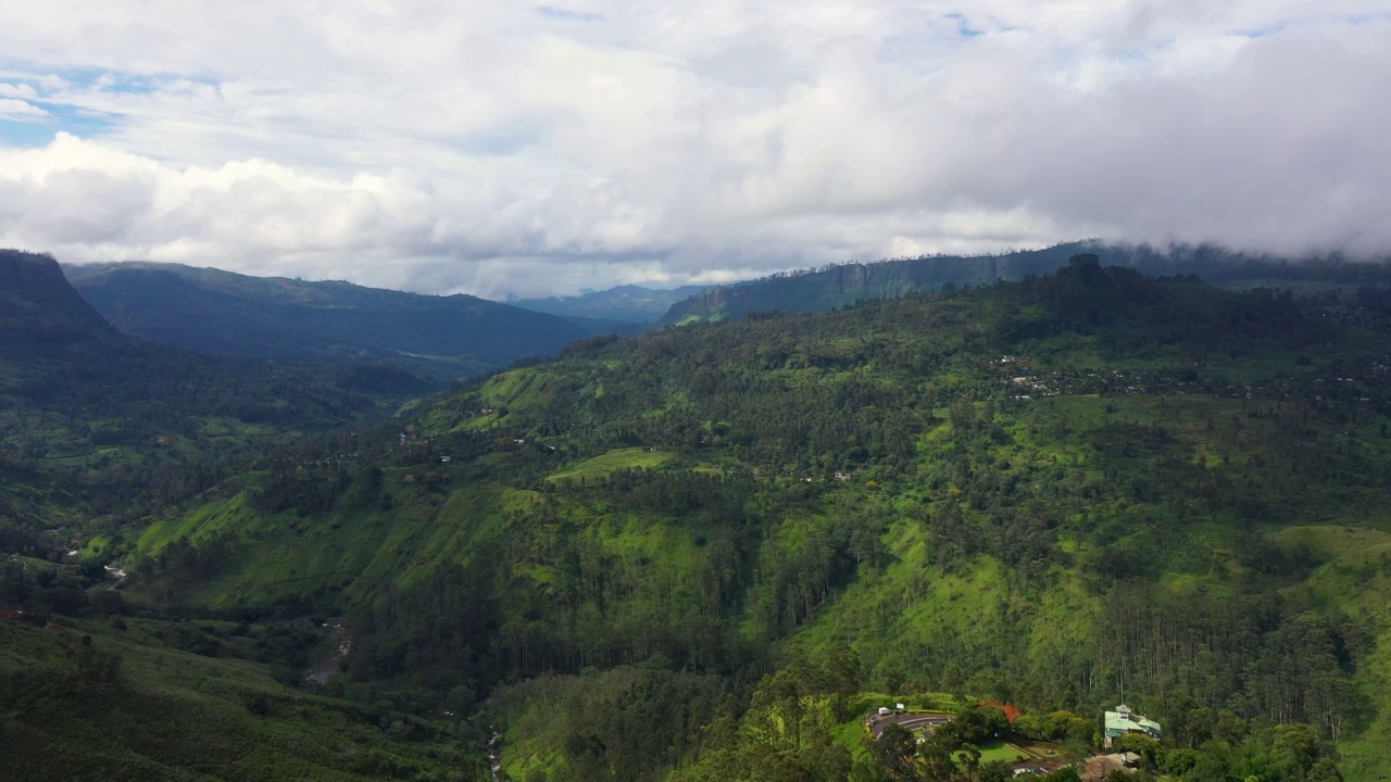 斯里兰卡山坡上的茶园。视频素材