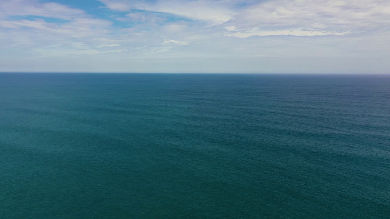 航拍海景:碧海有波，天空有云。视频素材