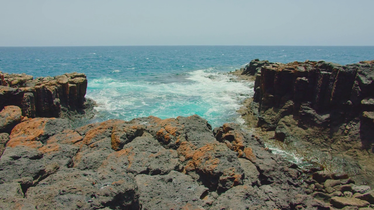 天然水海洋池沿着岩石火山海岸附近的小城市Castillo Caleta de Fuste, Corcha, Piscina Natural。富埃特文图拉，加那利群岛，西班牙。著名的旅游地方。视频素材