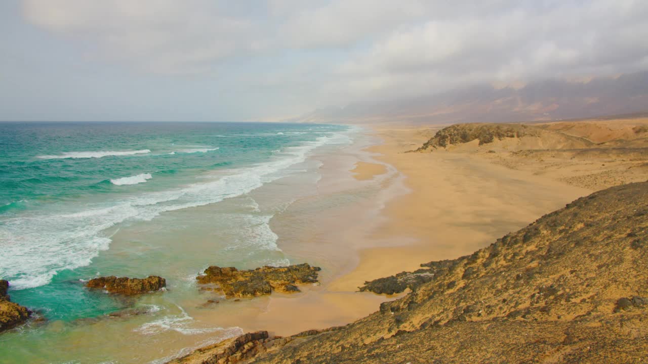 日出时的Cofete, Corralejo, Fuerteventura，令人难以置信的美丽空旷的长条形沙滩。平静透明碧蓝碧蓝的水里没有人视频素材