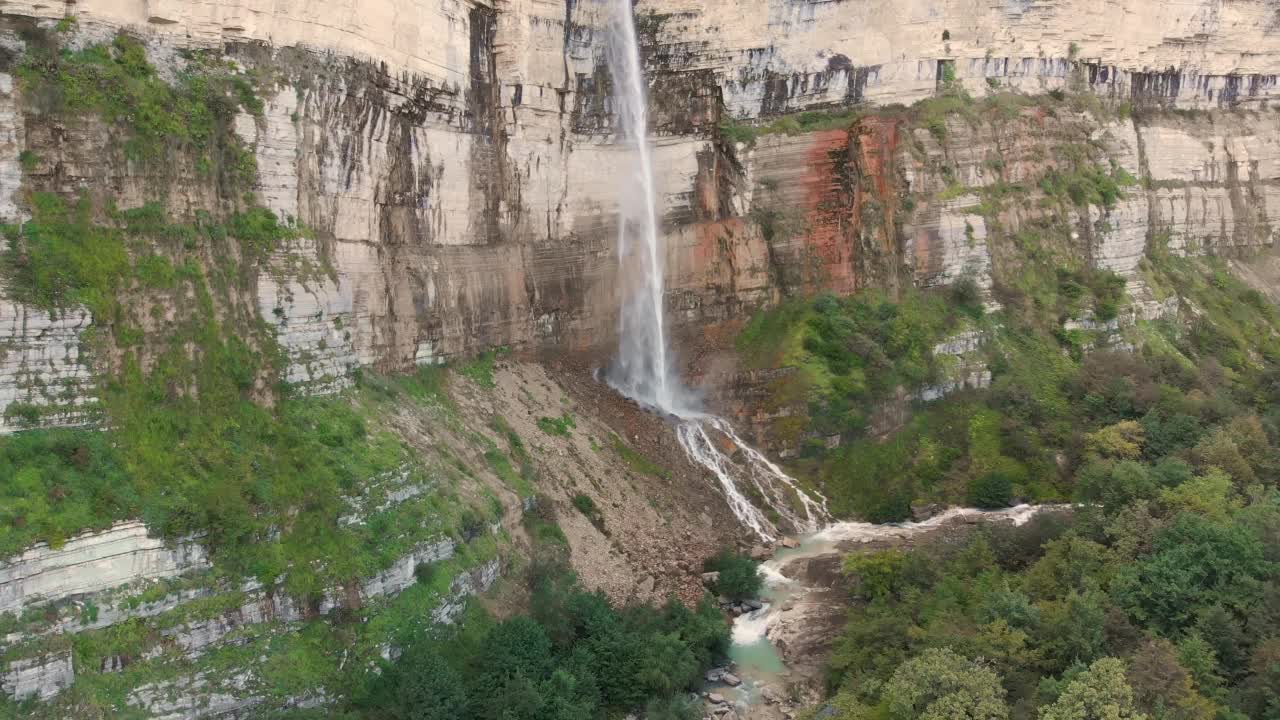 佐治亚州奥卡兹河峡谷中的金奇卡瀑布鸟瞰图视频素材