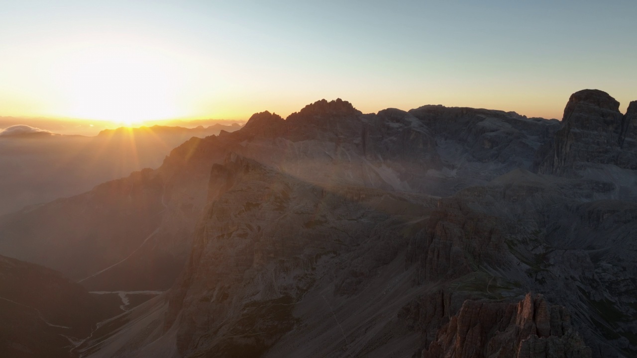 从上面看，美丽的日出期间，山脉令人惊叹的鸟瞰图。拉瓦雷多Tre Cime di Lavaredo，白云石，意大利。视频素材