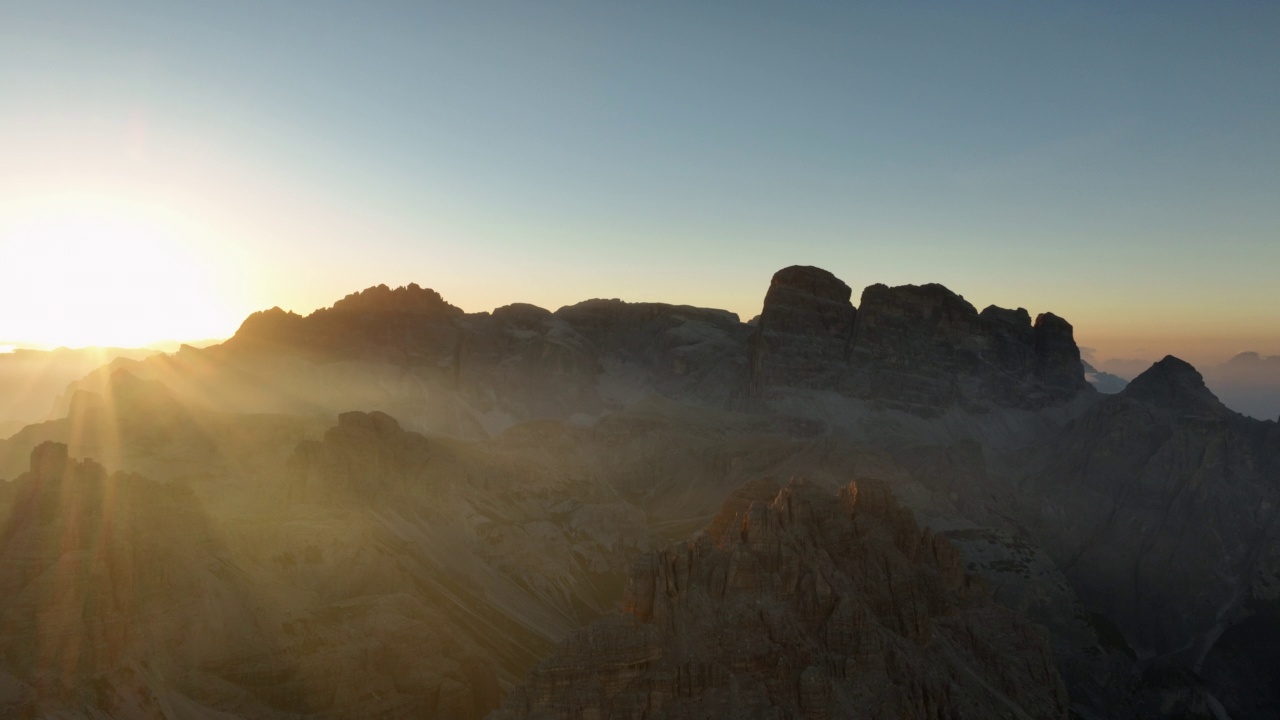 从上面看，美丽的日出期间，山脉令人惊叹的鸟瞰图。拉瓦雷多Tre Cime di Lavaredo，白云石，意大利。视频素材