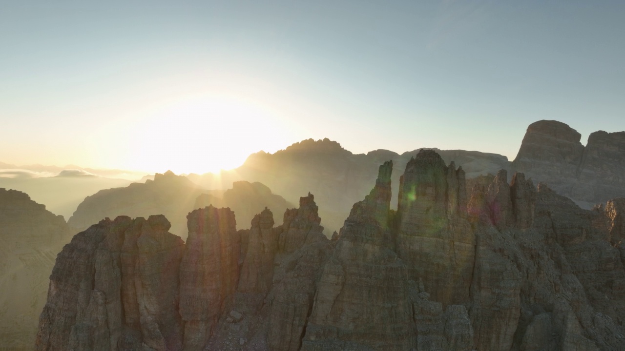 从上面看，美丽的日出期间，山脉令人惊叹的鸟瞰图。拉瓦雷多Tre Cime di Lavaredo，白云石，意大利。视频素材