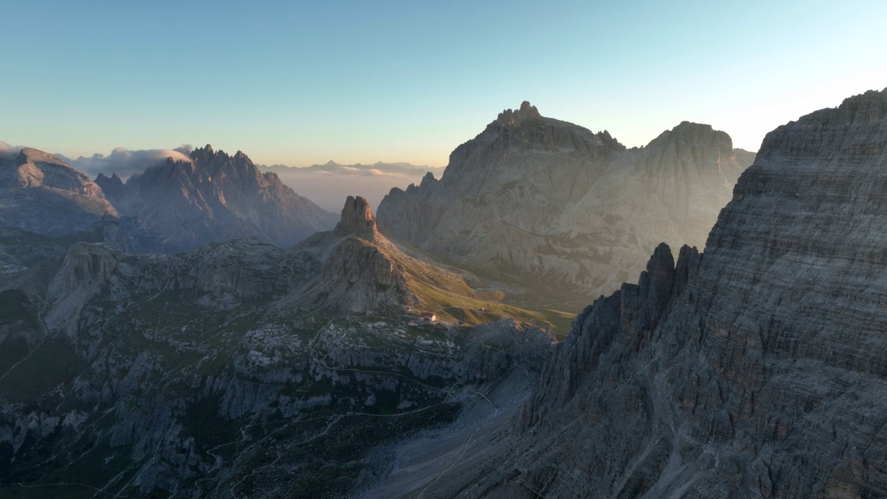 从上面看，美丽的日出期间，山脉令人惊叹的鸟瞰图。拉瓦雷多Tre Cime di Lavaredo，白云石，意大利。视频素材