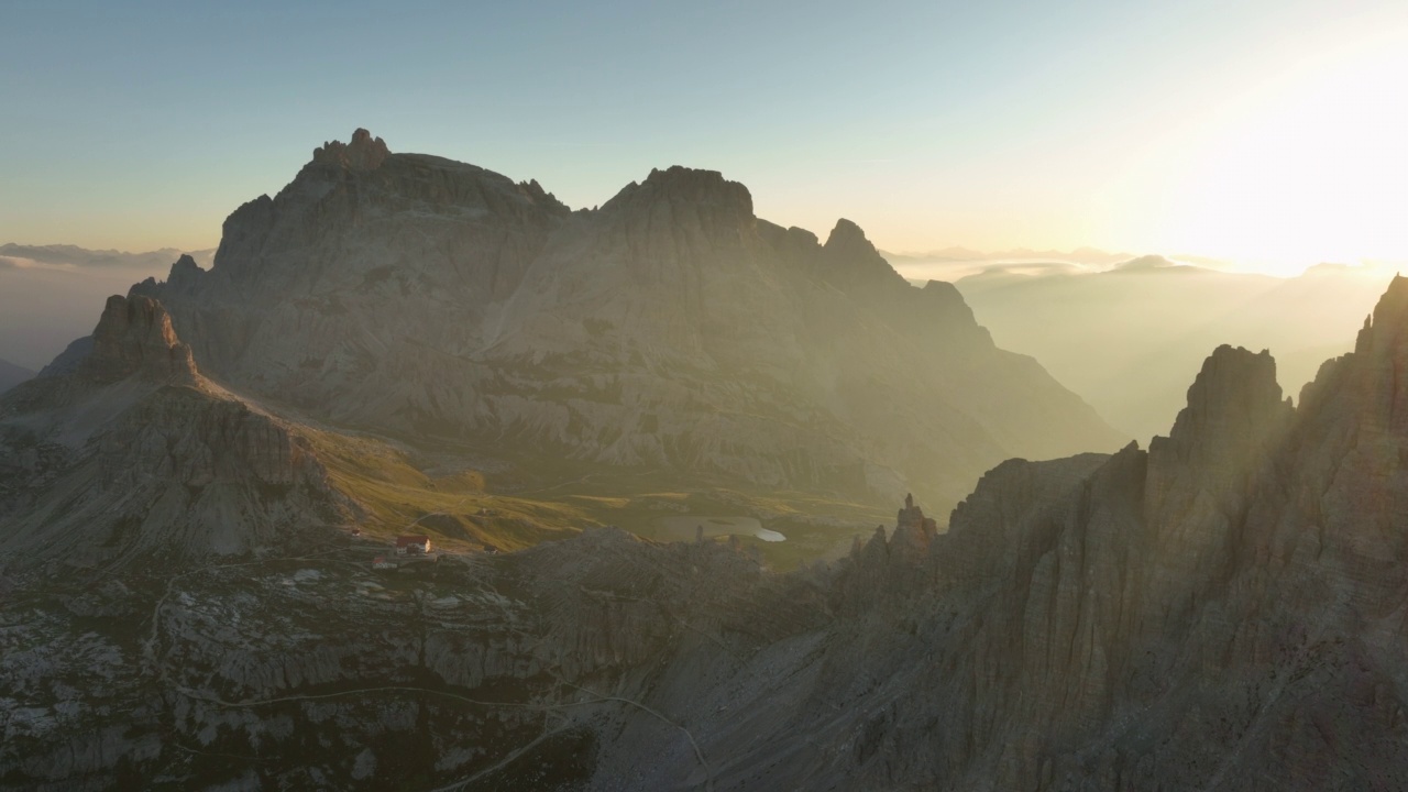 从上面看，美丽的日出期间，山脉令人惊叹的鸟瞰图。拉瓦雷多Tre Cime di Lavaredo，白云石，意大利。视频素材