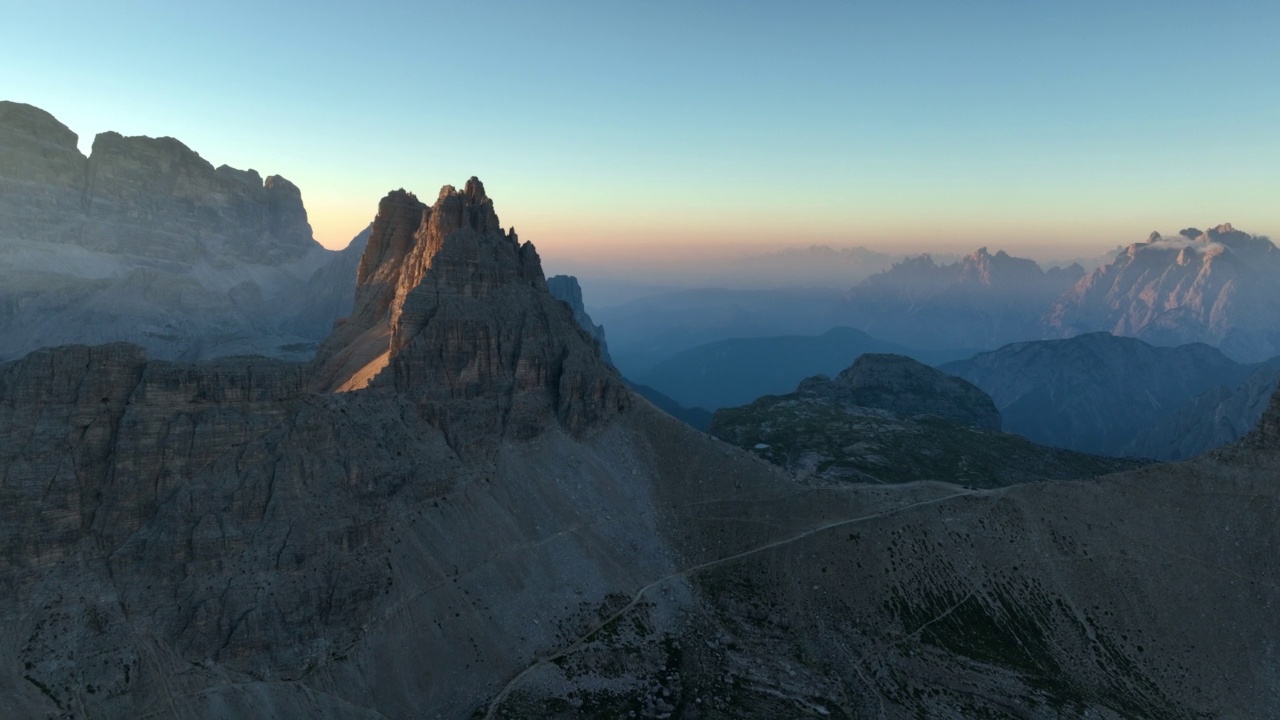 从上面看，美丽的日出期间，山脉令人惊叹的鸟瞰图。拉瓦雷多Tre Cime di Lavaredo，白云石，意大利。视频素材