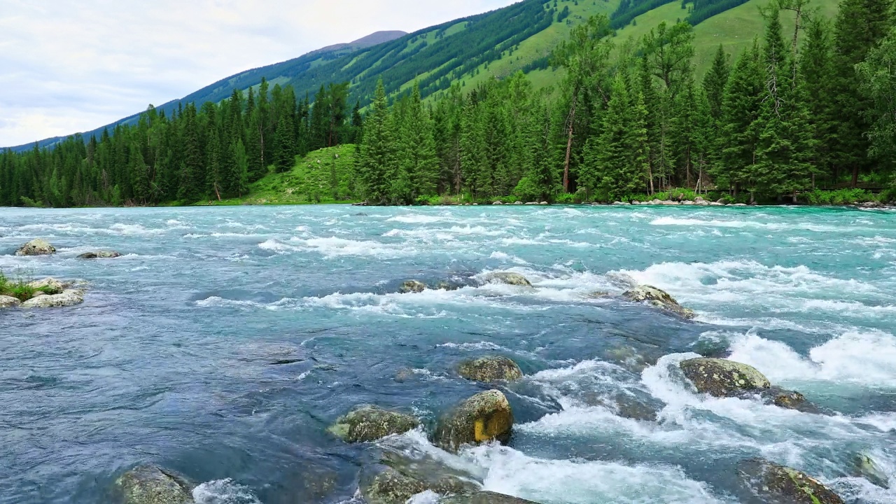 流淌的河流与新疆山区的自然景观视频素材