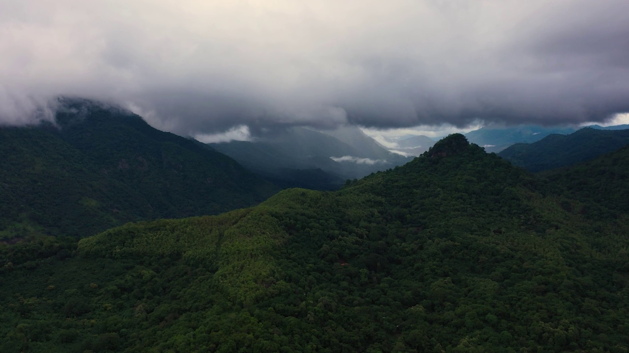 高山覆盖雨林的鸟瞰图。视频素材