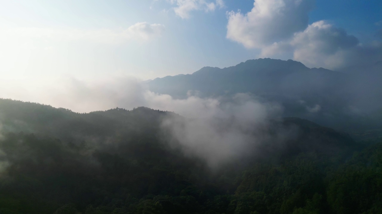 美丽的山川和云彩的航拍视频素材