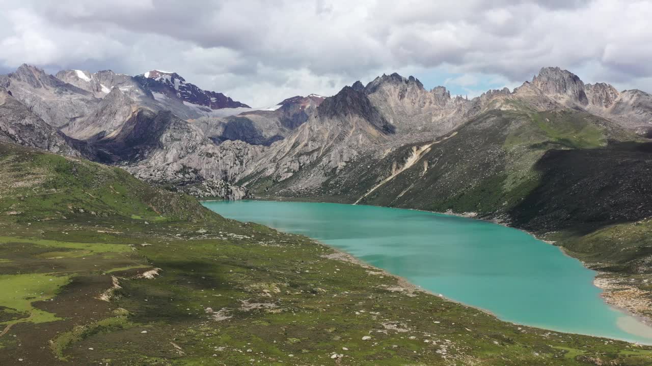 山脉和湖泊视频素材