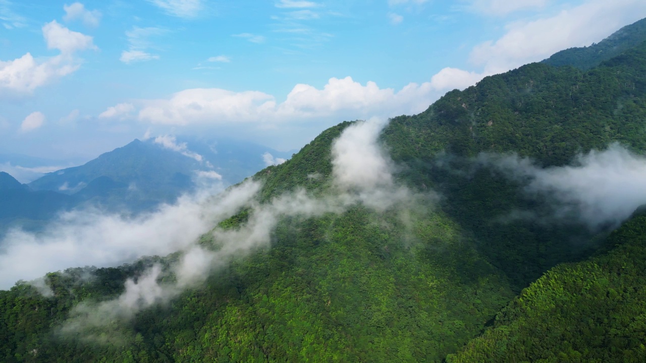 美丽的山川和云彩的航拍视频素材