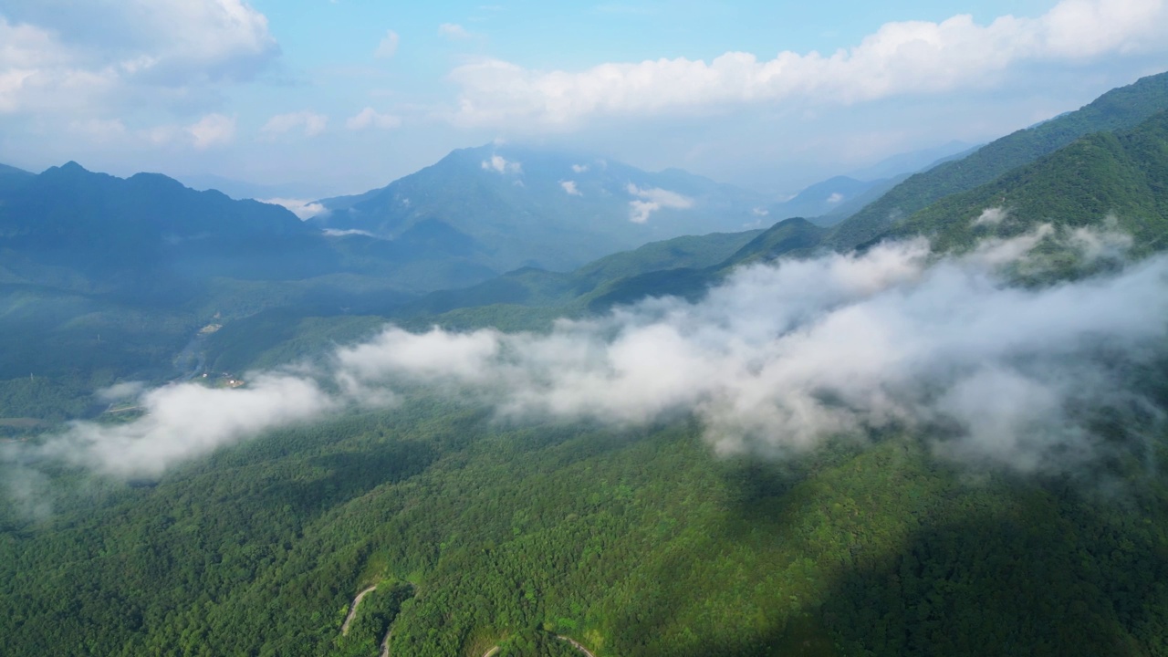 美丽的山川和云彩的航拍视频素材