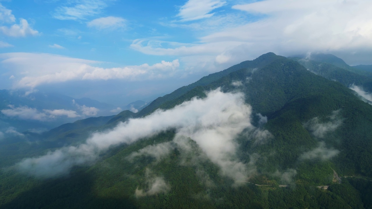 美丽的山川和云彩的航拍视频素材