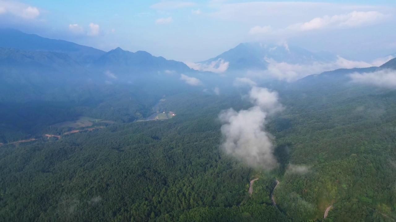 美丽的山川和云彩的航拍视频素材