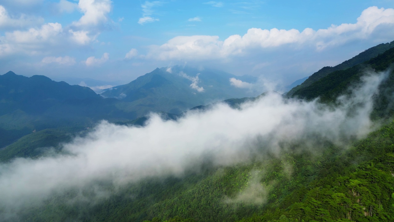 美丽的山川和云彩的航拍视频素材