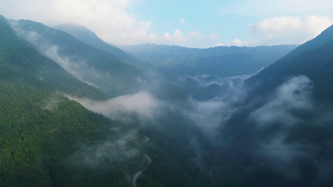 美丽的山川和云彩的航拍视频素材