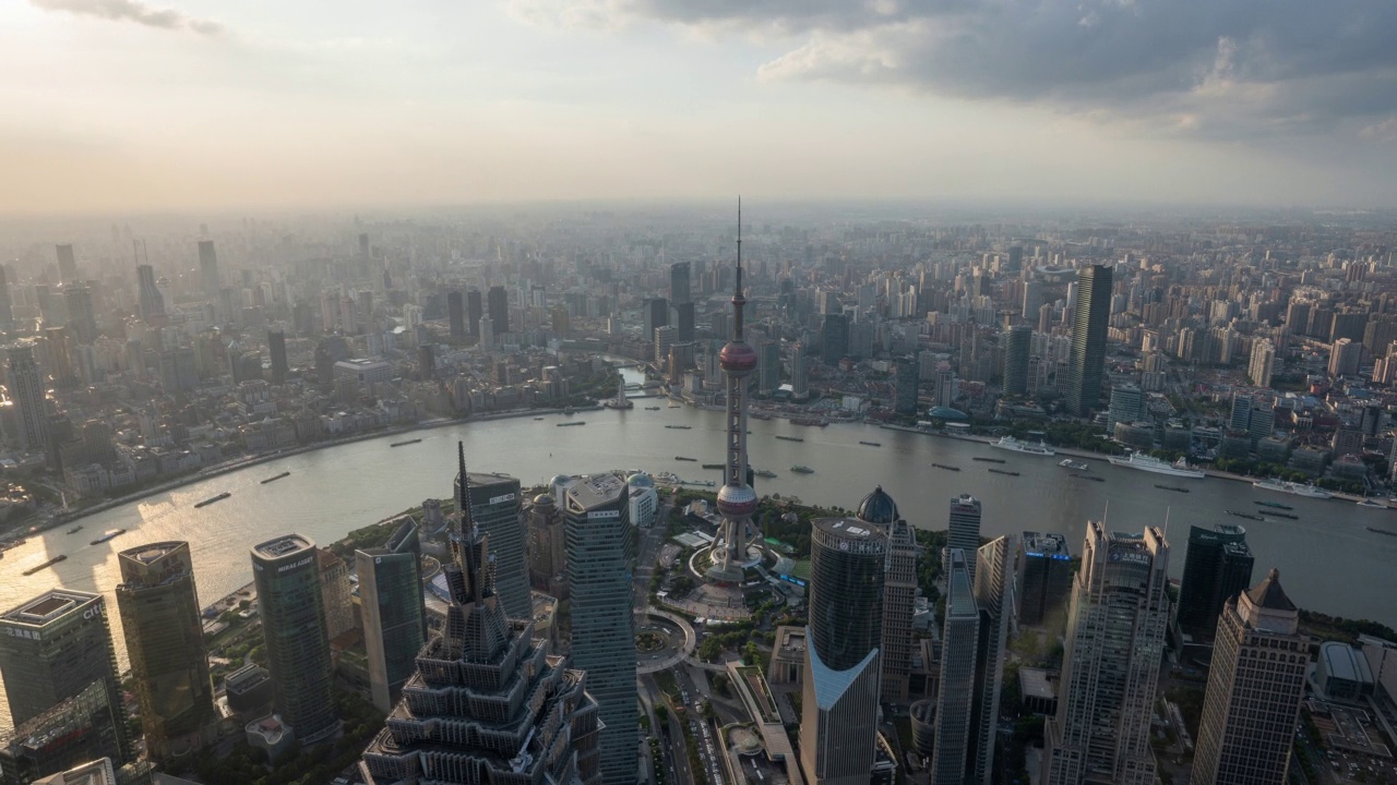 4k时间推移:中国，陆家嘴和外滩的空中全景夜景，摩天大楼灯光秀。视频下载