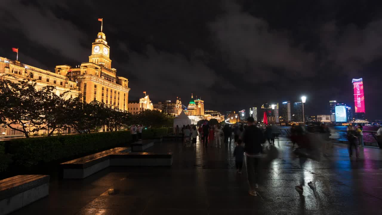 4k时间流逝:人们沿着外滩夜景，灯光照耀，上海，中国视频素材