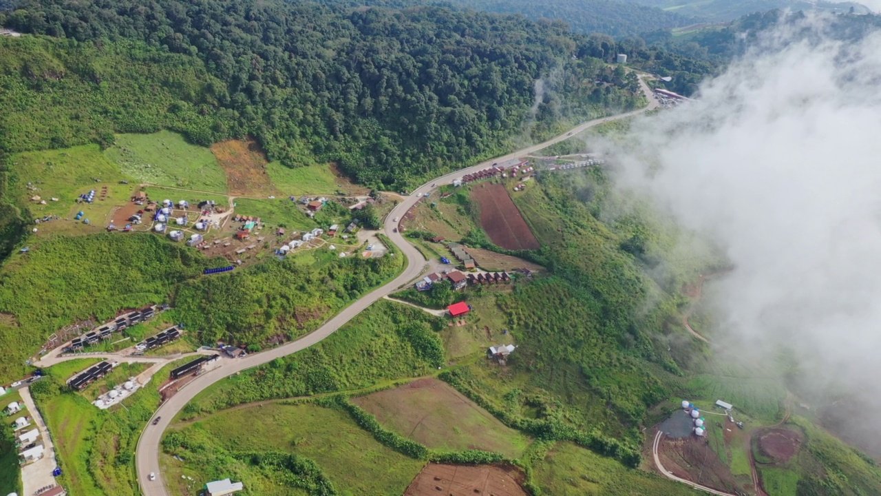 飞差汶府府塔布的曲折山路视频素材