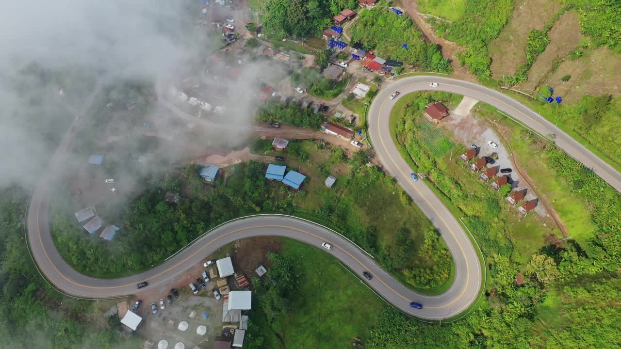 从空中俯瞰碧差汶省富塔布的乡村道路视频素材