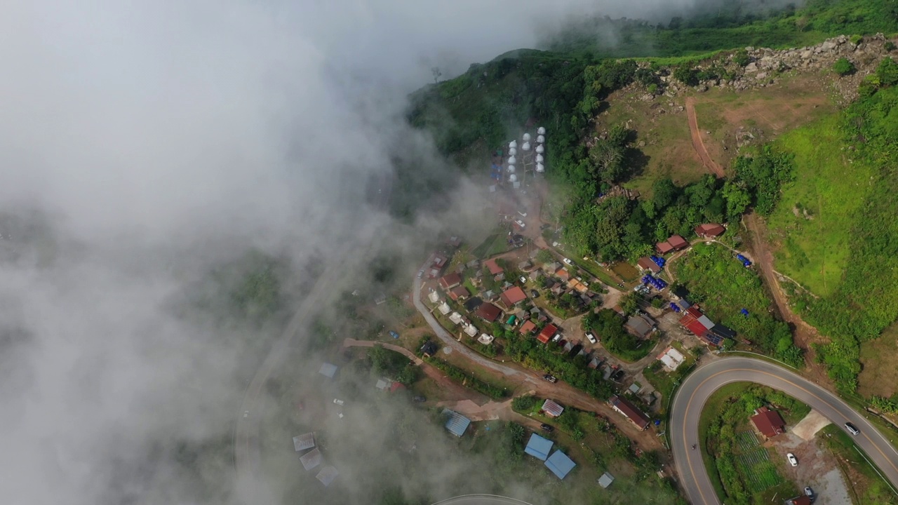 飞差府府塔布山上蜿蜒的公路鸟瞰图视频素材