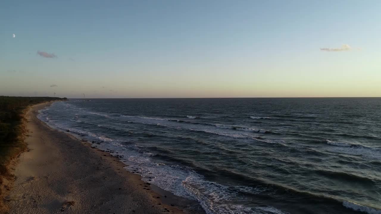 鸟瞰图沿拉脱维亚波罗的海海滨海滨附近利帕贾视频下载