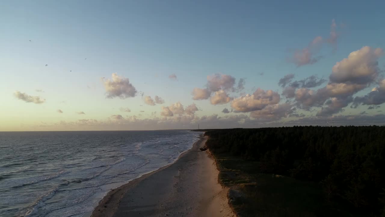 鸟瞰图沿拉脱维亚波罗的海海滨海滨附近利帕贾视频素材