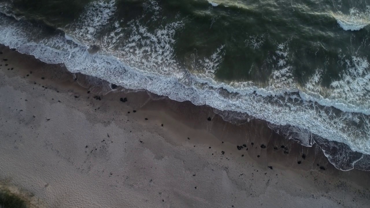 鸟瞰图沿拉脱维亚波罗的海海滨海滨附近利帕贾视频下载