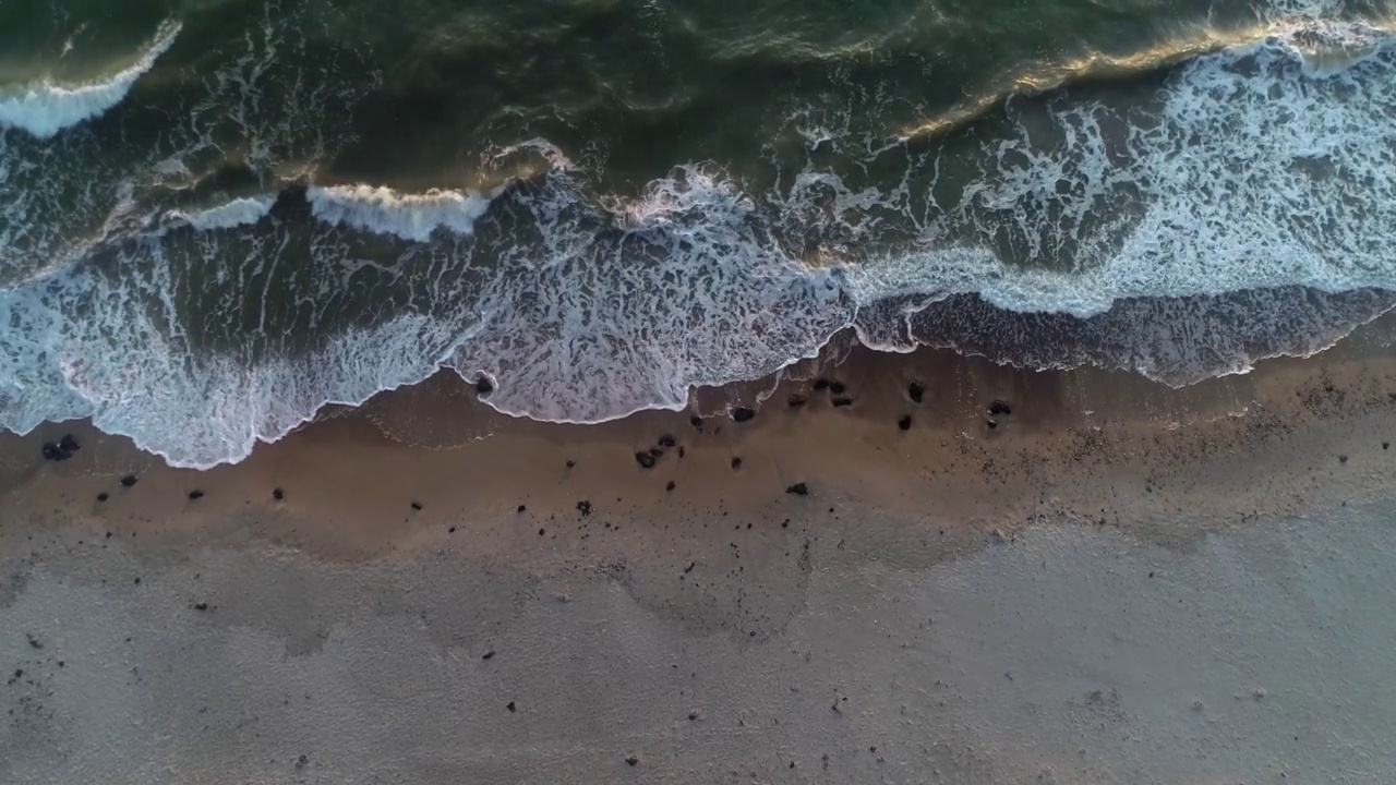 鸟瞰图沿拉脱维亚波罗的海海滨海滨附近利帕贾视频下载