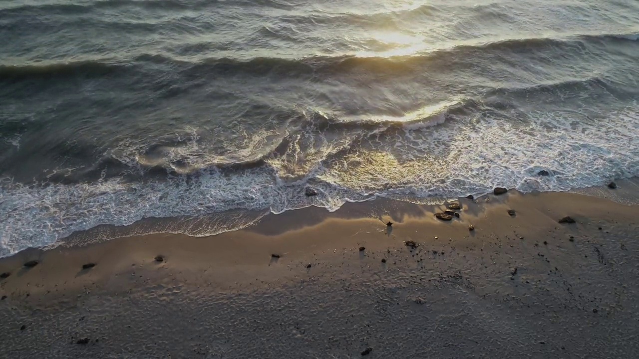 鸟瞰图沿拉脱维亚波罗的海海滨海滨附近利帕贾视频素材