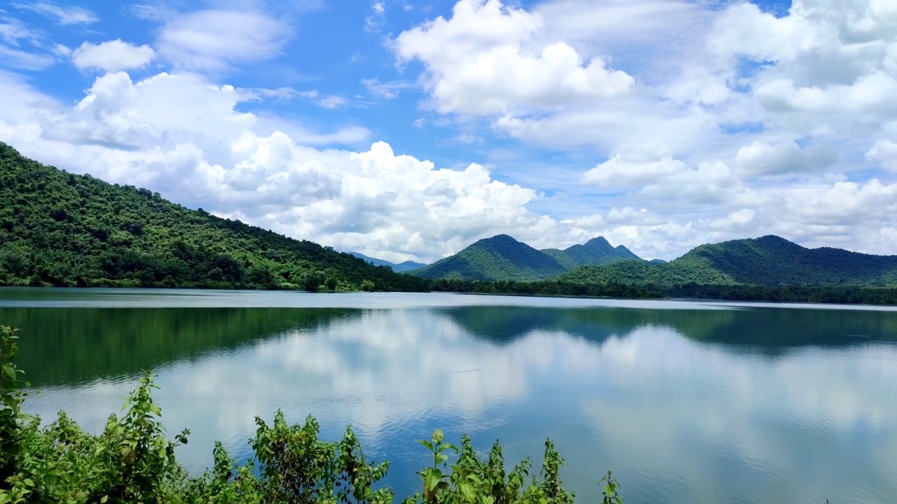 俯瞰美丽的湖泊，蓝色美丽的多云天空和背景中的山脉-稳步拍摄，印度奥里萨邦视频下载