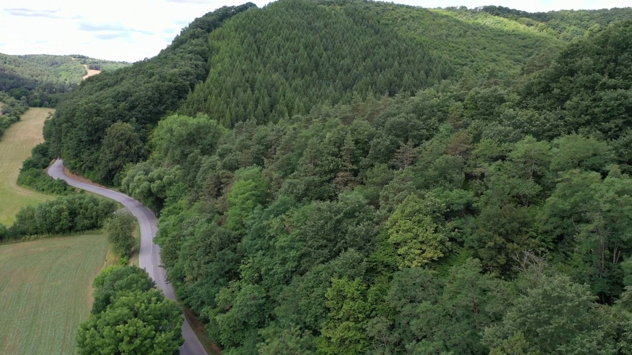 用无人机拍摄的弯曲道路鸟瞰图视频素材