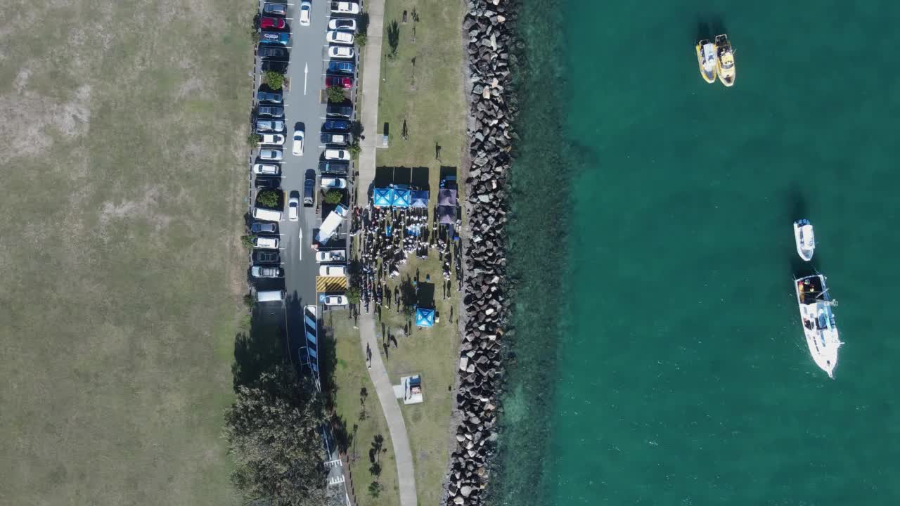 高视野的黄金海岸市场建立在狭窄的沿海地带，旁边是公路和船舶港口。澳大利亚黄金海岸视频素材