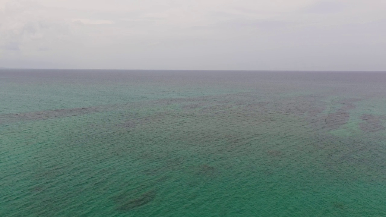 海景,鸟瞰图。蓝色的海和云的天空。视频素材